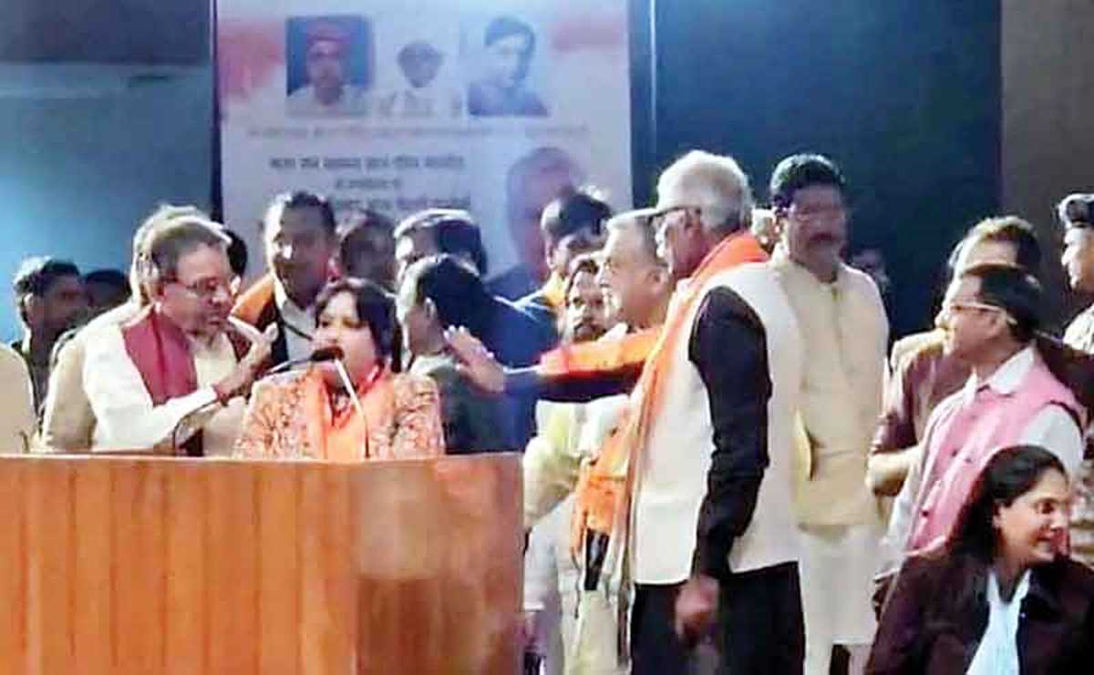 अंधभक्त होने की शर्त पूरा करते लोग